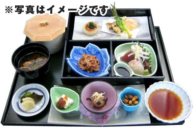 御品書: 前菜(三種盛)、箱(造り、焼き物、小鉢、煮物、強肴または揚物)、食事(白飯)、香の物、止椀 ※食事は2160円程度の内容でご用意いたしております。